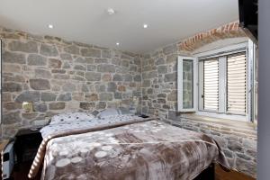 Postel nebo postele na pokoji v ubytování Luxury and Authentic Studio in Split Old Town