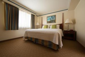 a hotel room with a bed and a window at Villa Roma Resort and Conference Center in Callicoon +42 photos