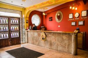 una mujer parada en un bar en un restaurante en Hotel Warari, en Cusco