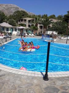eine Gruppe von Personen in einem Schwimmbad in der Unterkunft Ilias Studios sevasti in Panormos Kalymnos
