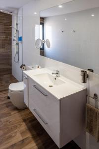 プラヤ・ハンディアにあるSuite del Mar 4 Jandiaの白いバスルーム(洗面台、トイレ付)