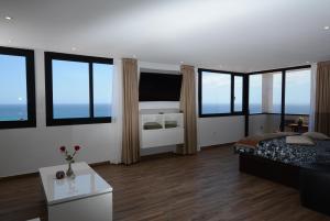 1 dormitorio con 1 cama y algunas ventanas en Loft del Mar 2 Jandia en Playa de Jandía