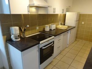 eine Küche mit Herd und Kühlschrank in der Unterkunft Le Cottage de Paul et Angéline in Boismé + 2 Fotos