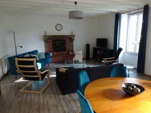 - un salon avec un canapé et une table dans l'établissement Le Cottage de Paul et Angéline, à Boismé