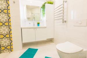 Un baño con un lavabo blanco y un inodoro. en Casa Ricardo BEACH Apartment, en Morro del Jable 22 fotos más