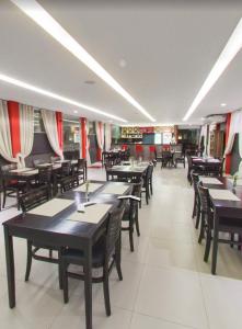 A restaurant or other place to eat at Maktub Hotel