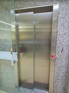 un ascensor en un edificio con la puerta abierta en Maktub Hotel, en Floriano