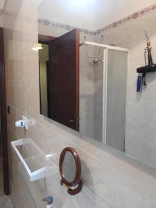 un bagno con uno specchio e un lavandino di Leonardo a Capaci Altre 69 foto
