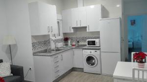 A kitchen or kitchenette at Apartamento Centro Sol Plazuela Még 16 kép