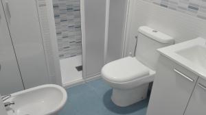 biała łazienka z toaletą i umywalką w obiekcie Apartamento Centro Sol Plazuela w mieście Jerez de la Frontera