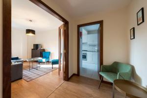 LovelyStay - Homey Feeling Flat w/ Free Parking tesisinde bir oturma alanı