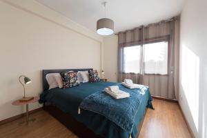 A bed or beds in a room at LovelyStay - Homey Feeling Flat w/ Free Parking