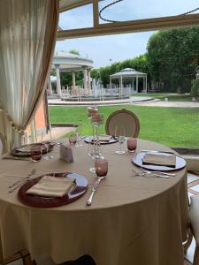 Restoran või mõni muu söögikoht majutusasutuses Hotel Ristorante Borgo Antico