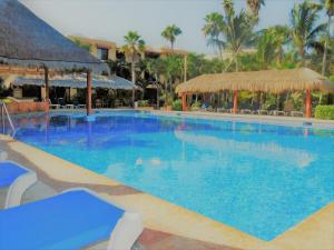 una gran piscina de agua azul en un complejo en Nautibeach Beach Front Condos in North Beach, en Isla Mujeres