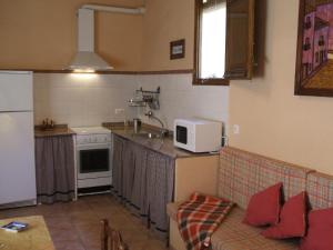 Kuhinja ili čajna kuhinja u objektu Apartamentos Rurales Fuente de Marzo