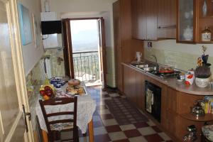 Кухня или мини-кухня в Bed and Breakfast San Marco Pacentro
