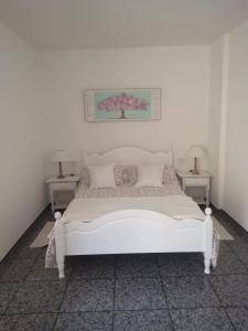 A bed or beds in a room at Apartamento MINI 1