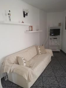 un sofá blanco en una habitación con TV en Apartamento MINI 1, en Puerto Naos