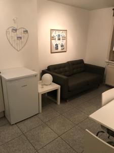 ein Wohnzimmer mit einem Sofa und einem Tisch in der Unterkunft Apartment de Boer in Zandvoort