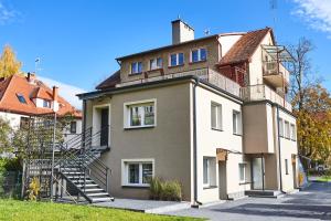 ein Haus mit einer Treppe an der Seite in der Unterkunft Apartamenty Nad Rzeką in Polanica-Zdrój