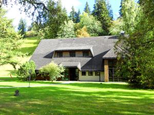 フェルトベルクにあるGästehaus Behabühlの緑の芝生に葺かれた葺き屋根の家