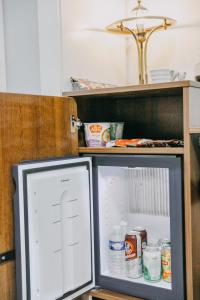 um frigorífico com a porta aberta num quarto em OASIS Teplice em Teplice
