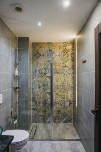 uma casa de banho com um chuveiro e um WC. em OASIS Teplice em Teplice