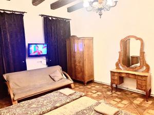 Sala de estar con 2 camas y espejo en Apartments in the Customs Square, en Leópolis
