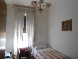 Habitación pequeña con cama y ventana en Sidereus, en Roma