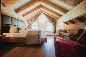duży pokój z 2 łóżkami i kanapą w obiekcie Appartements Wieshof w mieście Sankt Johann im Pongau