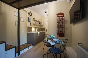 O bucătărie sau chicinetă la 62 Steps to Petit Bonheur