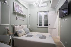 Un televizor și/sau centru de divertisment la 62 Steps to Petit Bonheur