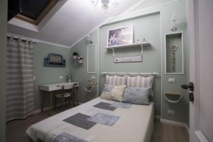 Un pat sau paturi într-o cameră la 62 Steps to Petit Bonheur