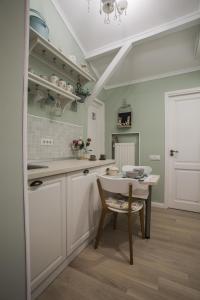 O bucătărie sau chicinetă la 62 Steps to Petit Bonheur +42 fotografii