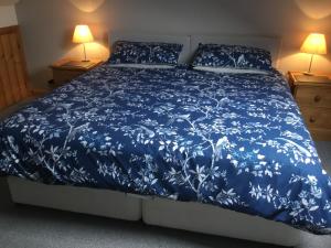 Postel nebo postele na pokoji v ubytování Tyddyn Perthi Farm