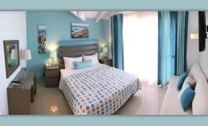 Кровать или кровати в номере Haris Hotel Apartments and Suites