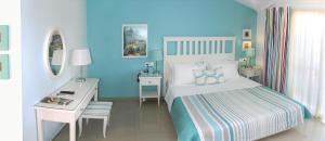 Кровать или кровати в номере Haris Hotel Apartments and Suites