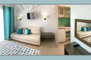 Кровать или кровати в номере Haris Hotel Apartments and Suites
