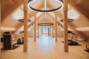 ザンクト・ヨーハン・イム・ポンガウにあるAppartements Wieshofの木製の天井と梁出し天井の広い客室です。