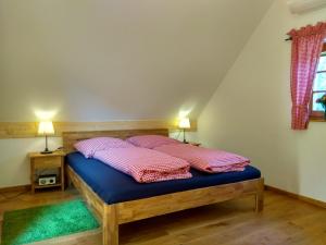 EberauKellerstöckl am Liendlberg的一张位于房间的床,上面有两个枕头