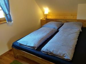 A bed or beds in a room at Kellerstöckl am Liendlberg