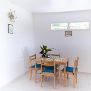 ein Esszimmer mit einem Tisch und Stühlen in der Unterkunft Appartement Majo in Le Lamentin