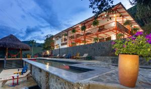een resort met een zwembad en een gebouw bij Finca La Manchuria in Salgar