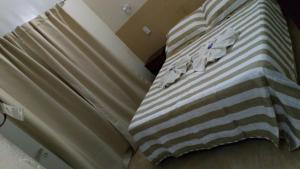 Tempat tidur dalam kamar di Hotel Nuevo Fatica