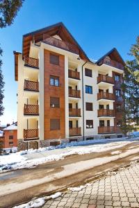 un condominio con balconi su una strada innevata di Zlatiborska vila 2 a Zlatibor
