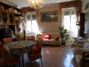 sala de estar con mesa y sofá en Sidereus, en Roma