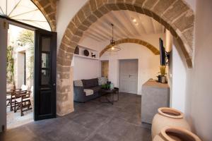 een keuken en een woonkamer met een boog in een huis bij The Old Town House in Rhodos-stad