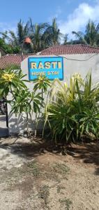 ein Schild für einen Aufenthalt in einem Haus in der Unterkunft Rasti Homestay in Kuta Lombok
