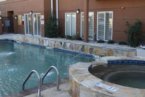 Candlewood Suites Monahans by IHG内部或周边的泳池