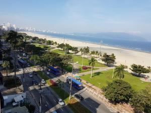 Afbeelding uit fotogalerij van Santos Apartamento Frente Mar - Ar Condicionado na Suíte - Garagem Privativa -Internet - TV a Cabo in Santos